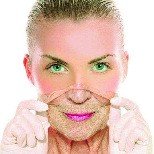 A woman in adulthood gets rid of wrinkles on her face with home remedies