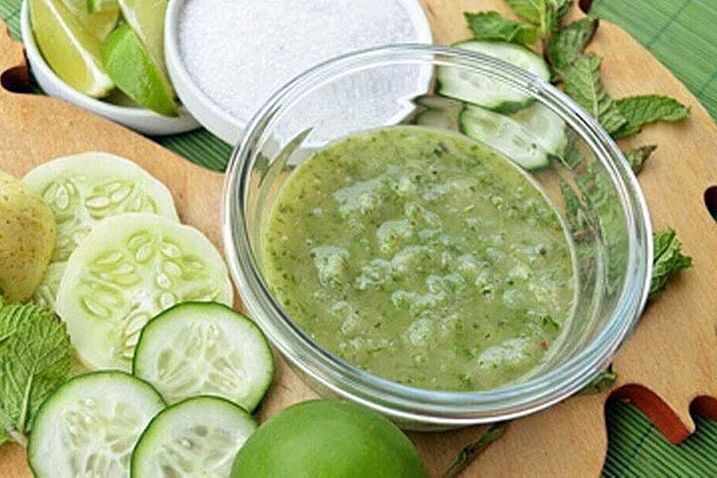 Cucumber masks help to keep the skin fresh and youthful