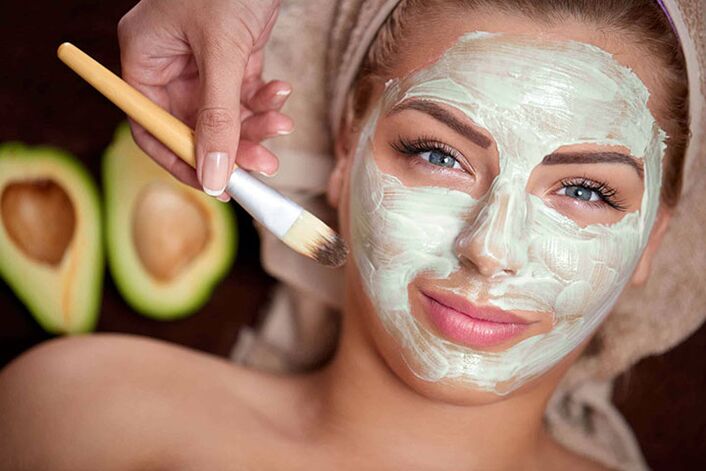To wear a mask on the face for rejuvenation at home