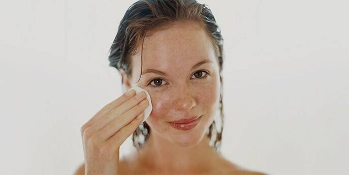 to apply oil on the facial skin for rejuvenation