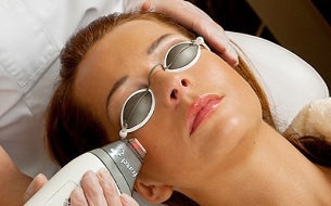 The essence of the procedure for refraction of laser skin rejuvenation
